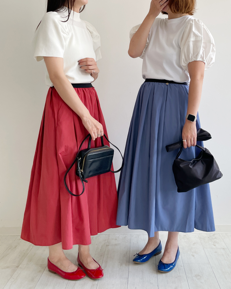 2025年夏万博のお出かけにぴったりな、30代・40代・50代女性向け白トップス×カラースカートの華やか夏コーデ。赤とブルーの差し色が写真映えする大人カジュアルスタイル
