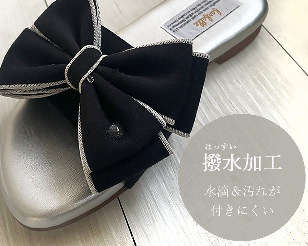 本革と遜色ない質感の人工皮革スエードは高級感がありながらも、気兼ねなく履いていただけます。撥水加工を施しているので、少しの水滴や汚れを弾きやすいのも嬉しいポイント。