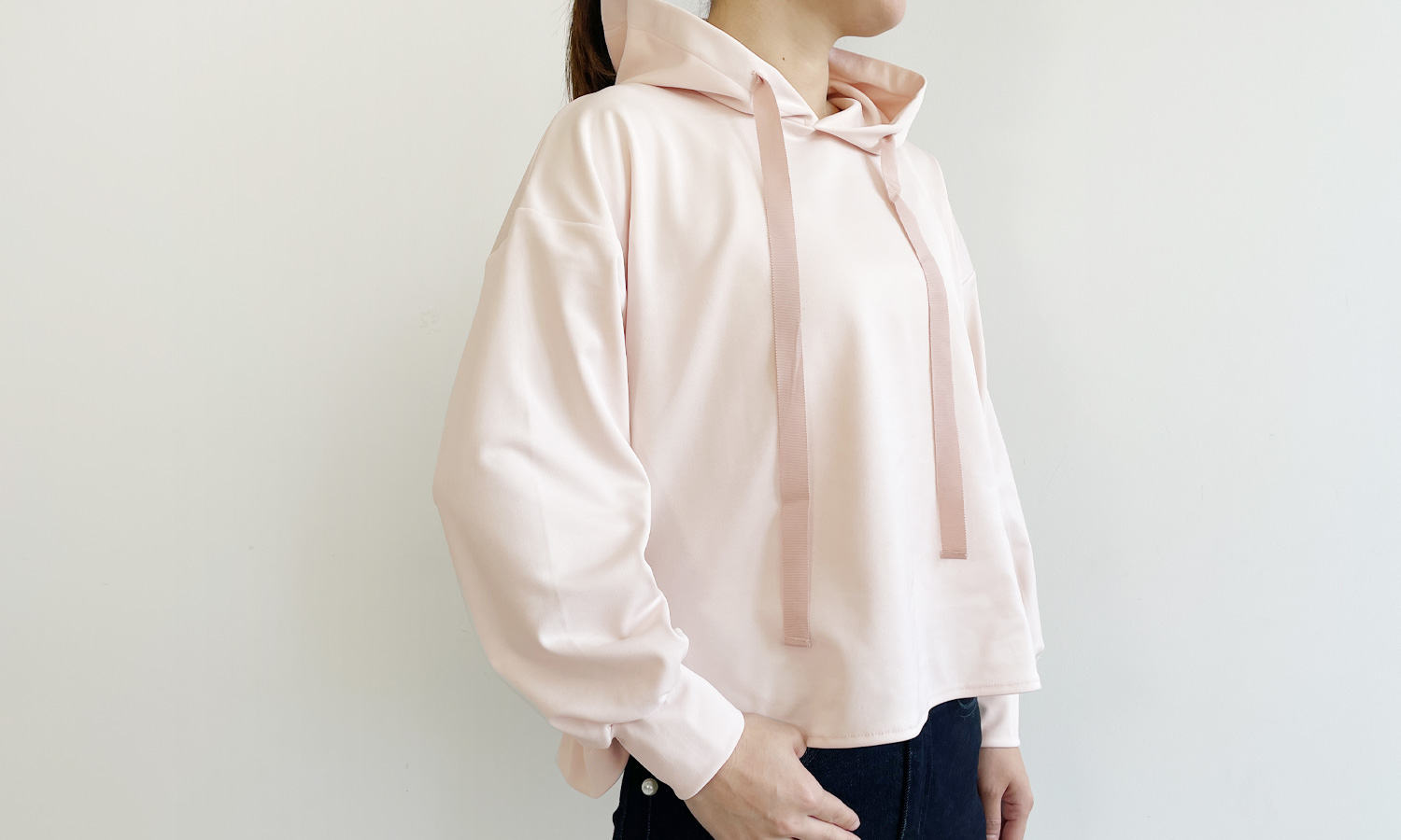 メンズライクになりがちなフーディーもフードから伸びるリボンで女性らしさをプラスしてくれるトレコードのヘムフリルフーディー