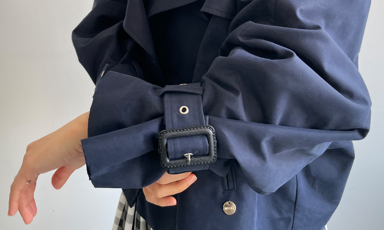 トレンドのショート丈のTRECODEのトレンチコートは、ベージュとネイビーの2色展開