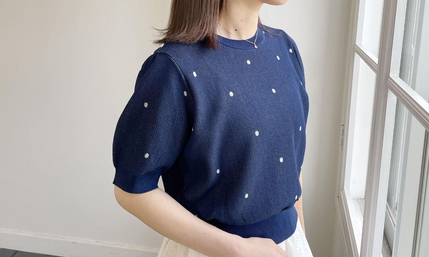 一枚で大人可愛いを叶える半袖ドットニット