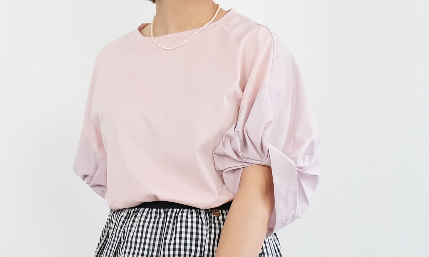 さりげない袖のデザイン大人かわいいねじり袖Tシャツ