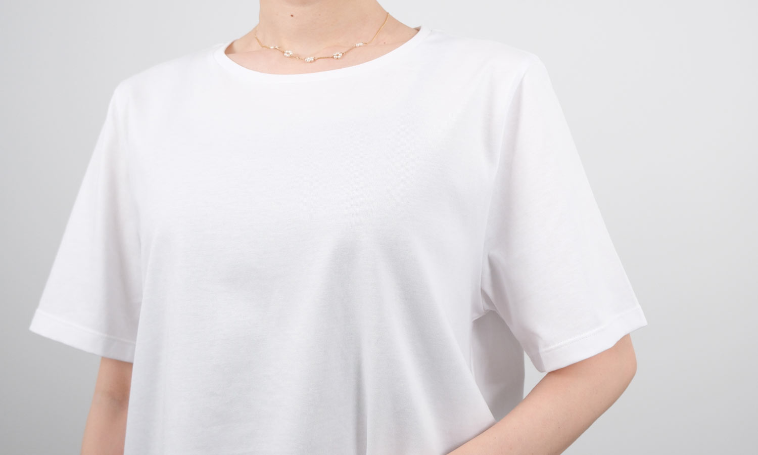 さらりとした生地感で夏でも快適な裾レースTシャツ