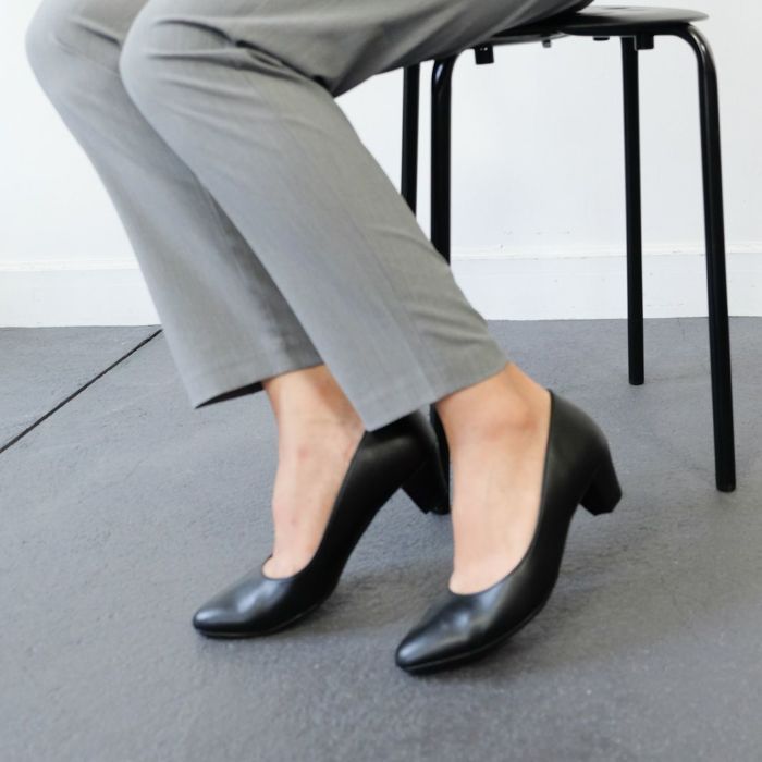 足裏にかかる体圧を分散してくれる形状記憶シートを挟み込んだインソールは履くほどに自分仕様にカスタマイズされていきます。