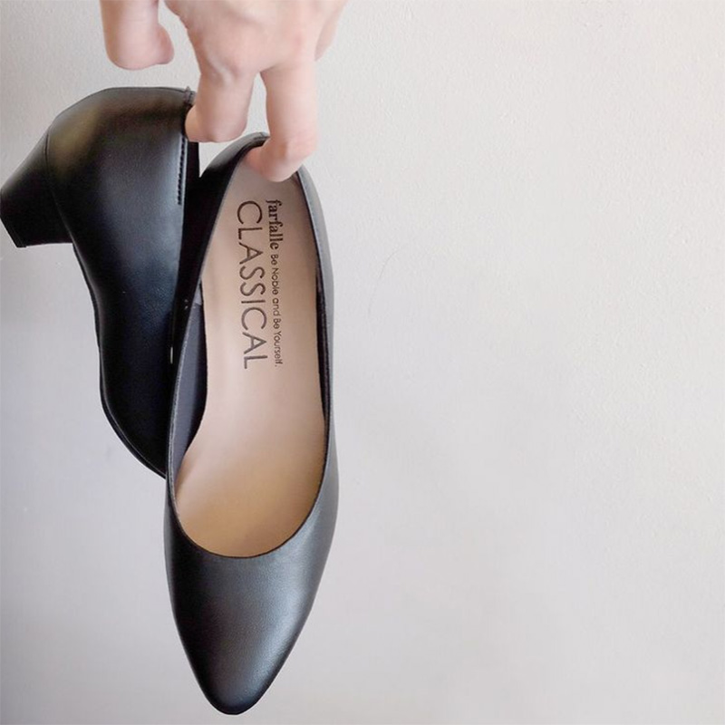 ”2021年7月16日放送のガイアの夜明けで紹介された三井化学株式会社の新素材・形状記憶シートのヒューモフィットをインソールに取り入れた株式会社クロシェのパンプス、ファルファーレクラシカル。お葬式・お通夜などの葬儀の女性の足元マナー・靴の形と中敷きの色”/