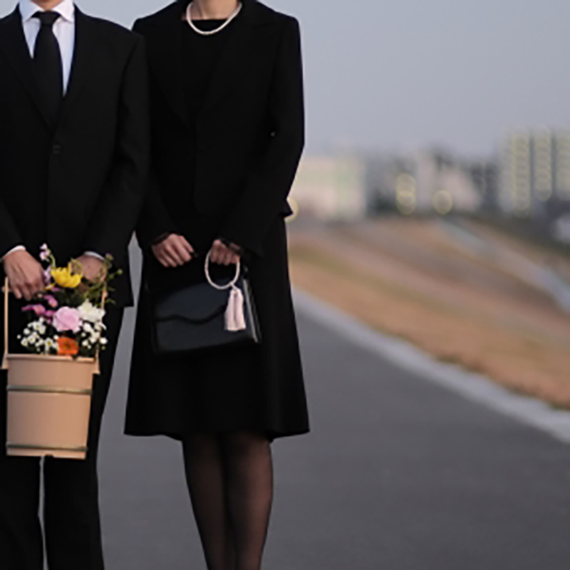 ”2021年7月16日放送のガイアの夜明けで紹介された三井化学株式会社の新素材・形状記憶シートのヒューモフィットをインソールに取り入れた株式会社クロシェのパンプス、ファルファーレクラシカル。お葬式・お通夜などの葬儀の女性の足元マナー・ストッキングの色やペディキュア”/