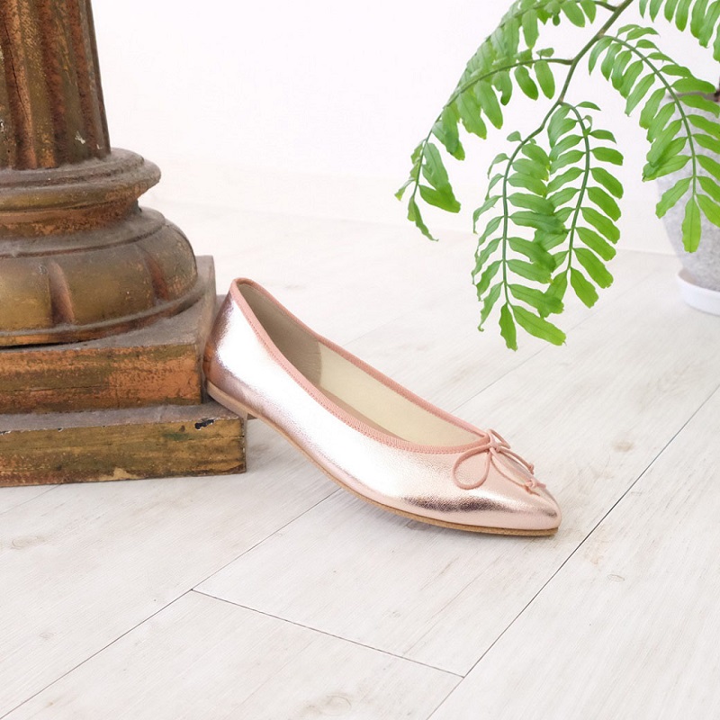 レフ板効果で足を美しく見せるメタリック素材を使用したピンクゴールドのポインテッドトゥバレエシューズ