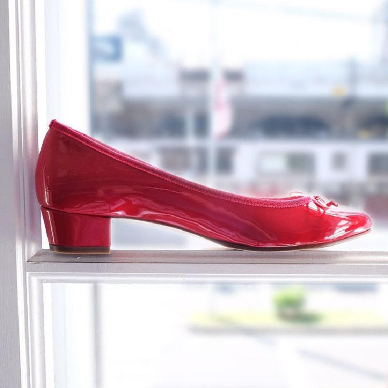 エナメルの光沢が美しい3㎝ヒールの赤いラウンドトゥバレエシューズ