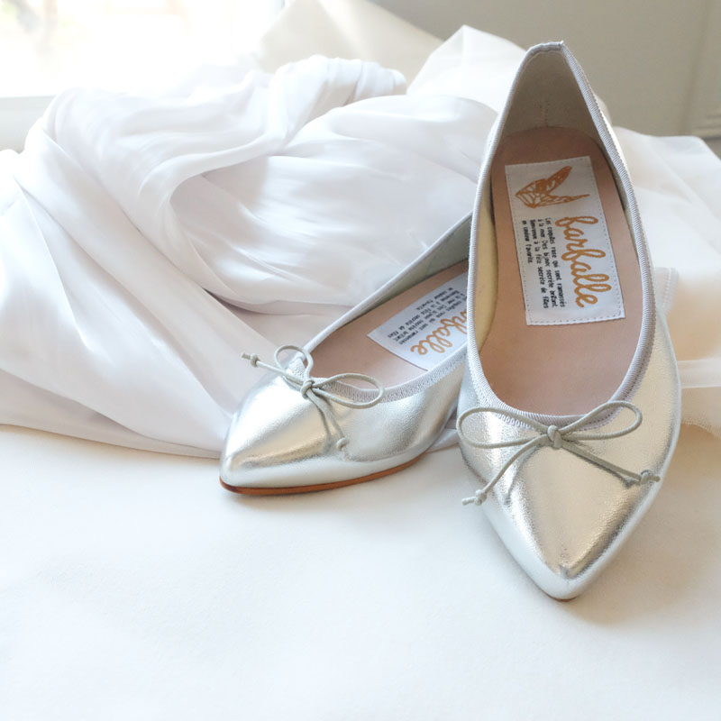 内側から滲みだすような輝くメタリック素材を使用したシルバーのポインテッドトゥバレエシューズ