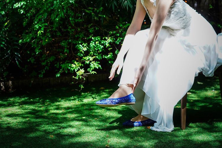 繊細なブルーのレースが上品なポインテッドトゥバレエシューズ