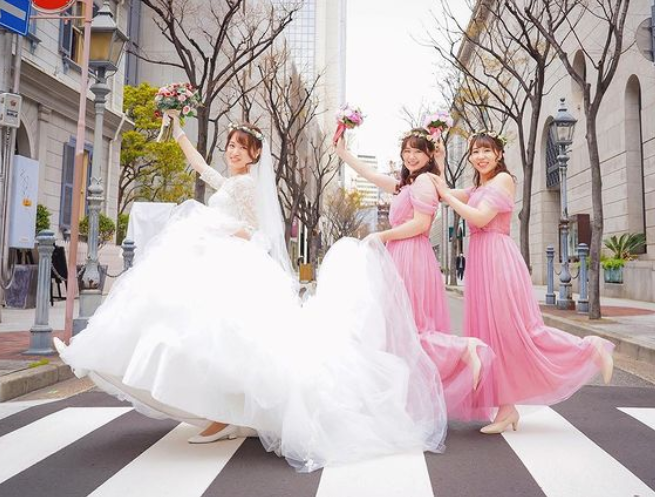 純白のウエディングドレスに白のポインテッドトゥエナメルバレエシューズをはいた花嫁