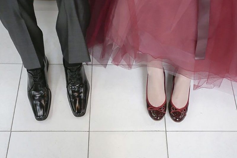 ドレスのカラーとマッチしたワインレッドの3cmヒールのエナメルバレエシューズ