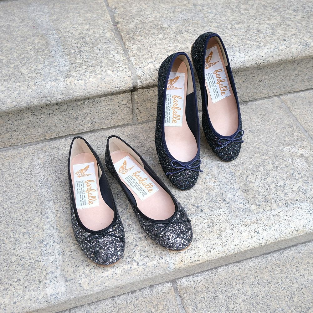 大粒の偏光グリッターが歩くたびに輝く、主役級の華やかなラウンドトゥバレエシューズ