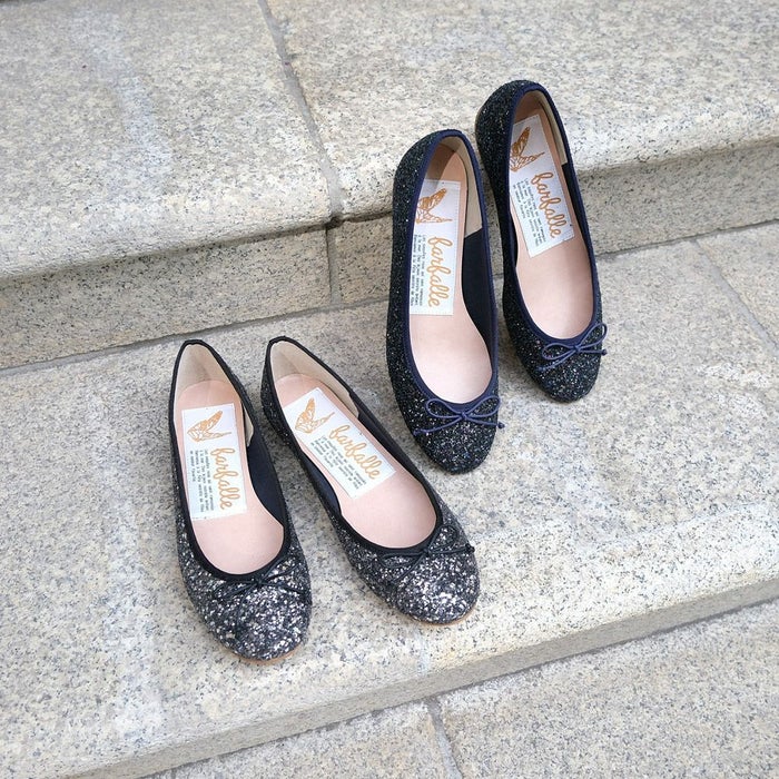 大粒の偏光グリッターが歩くたびに輝く、主役級の華やかなラウンドトゥバレエシューズ