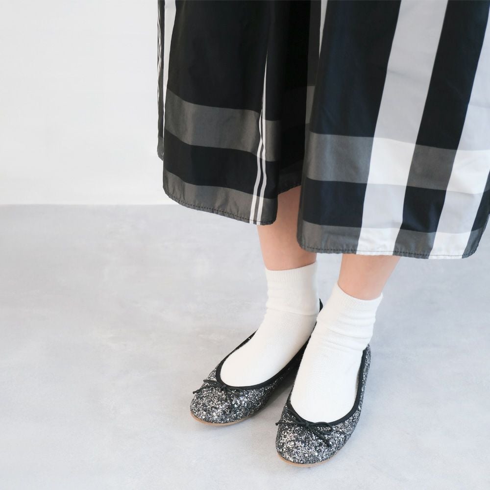 ブラックのグリッターの中にきらめくシルバーグリッターが華やかなバレエ(大粒グリッター)メタルブラック