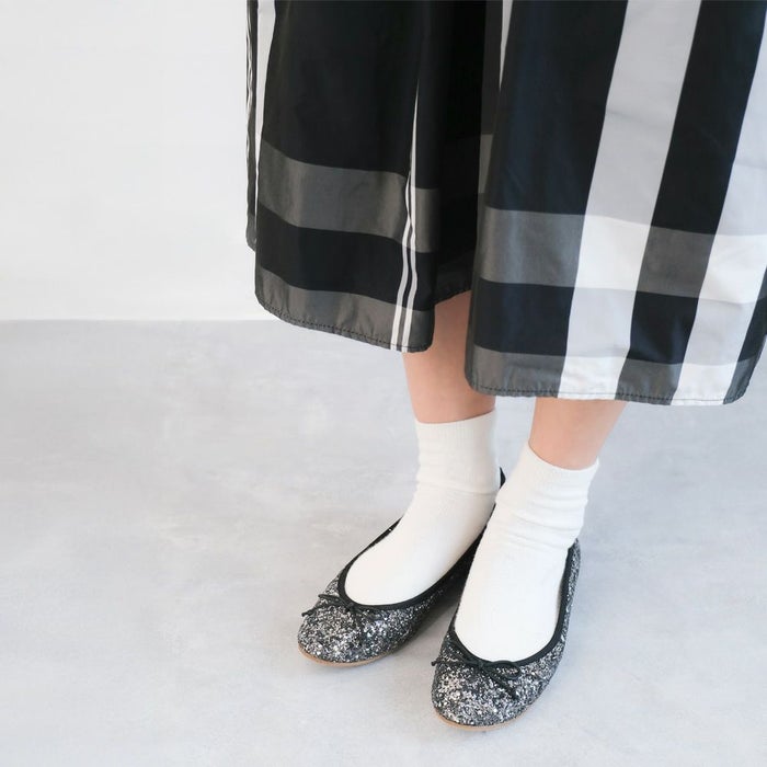 ブラックのグリッターの中にきらめくシルバーグリッターが華やかなバレエ(大粒グリッター)メタルブラック