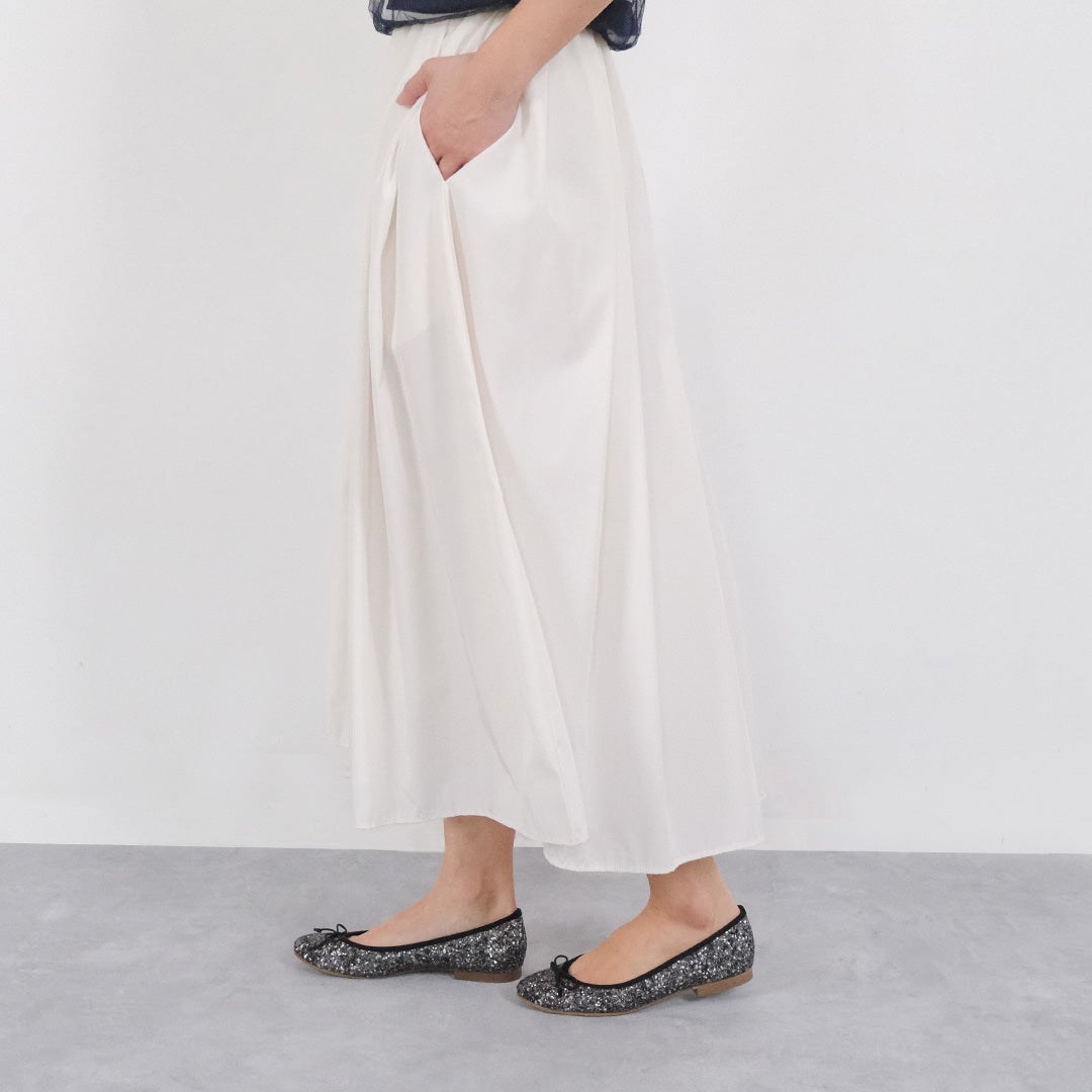 ブラックのグリッターの中にきらめくシルバーグリッターが華やかなバレエ(大粒グリッター)メタルブラック