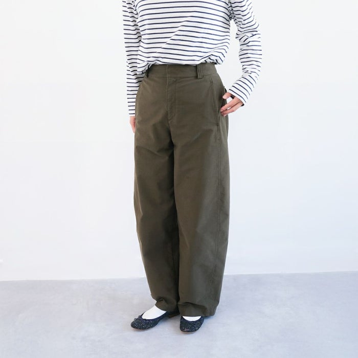 ボーダーのロンTにカーキのデニムをあわせたカジュアルなスタイルにグリッターの煌めきでフェミニン要素をプラス