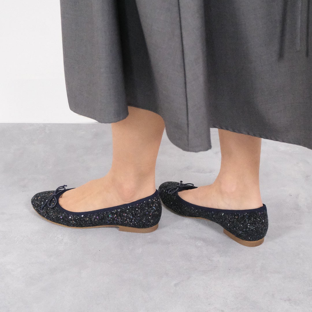 ボーダーのロンTにカーキのデニムをあわせたカジュアルなスタイルにグリッターの煌めきでフェミニン要素をプラス