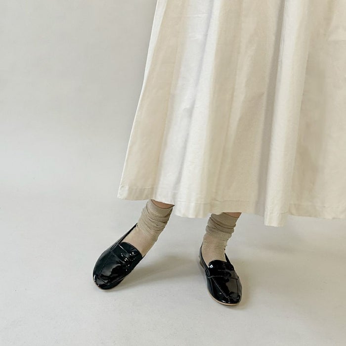 足元をきりっと引き締める一番人気のブラックは、上品なアイボリーのフレアスカートと合わせてシックに。