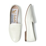 大人が楽しめるすっきりフォルムのローファー