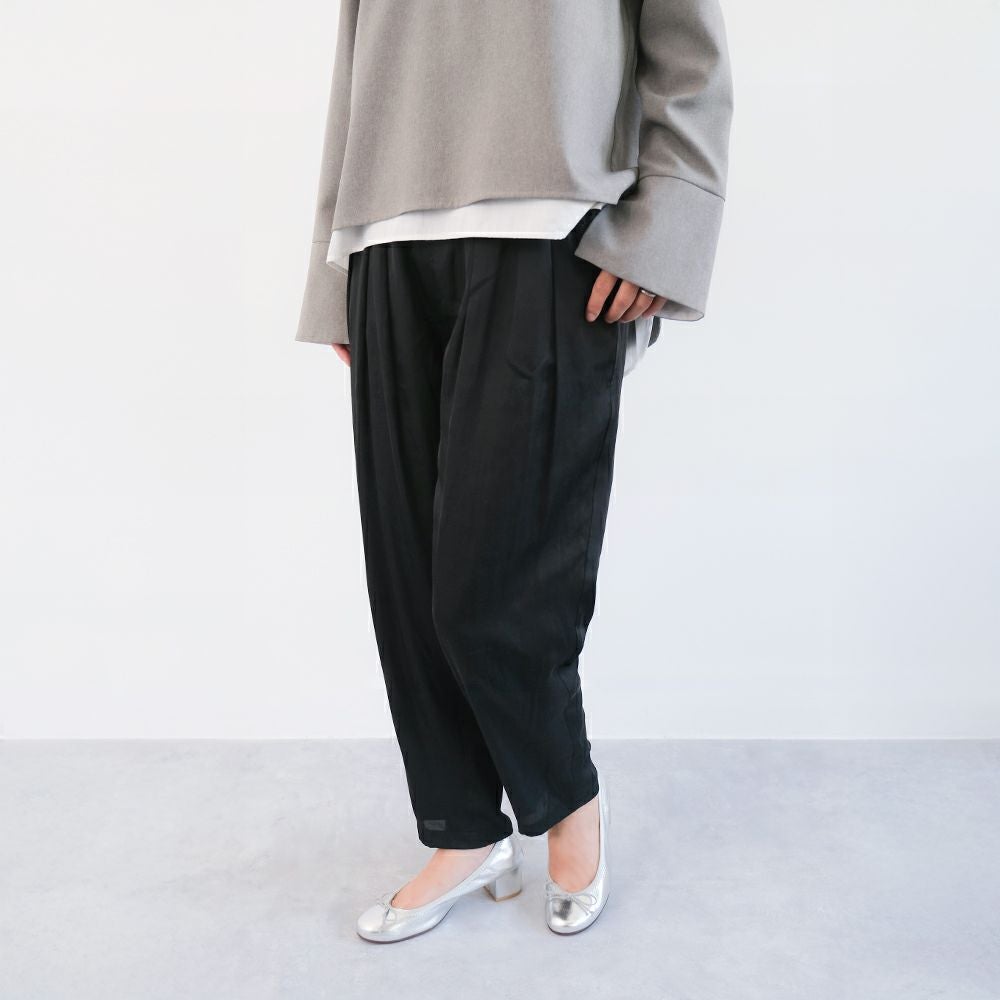 グレーのトップスに黒のスラックスをあわせたクールなスタイルにはシルバーのエルダで華やかさをプラス