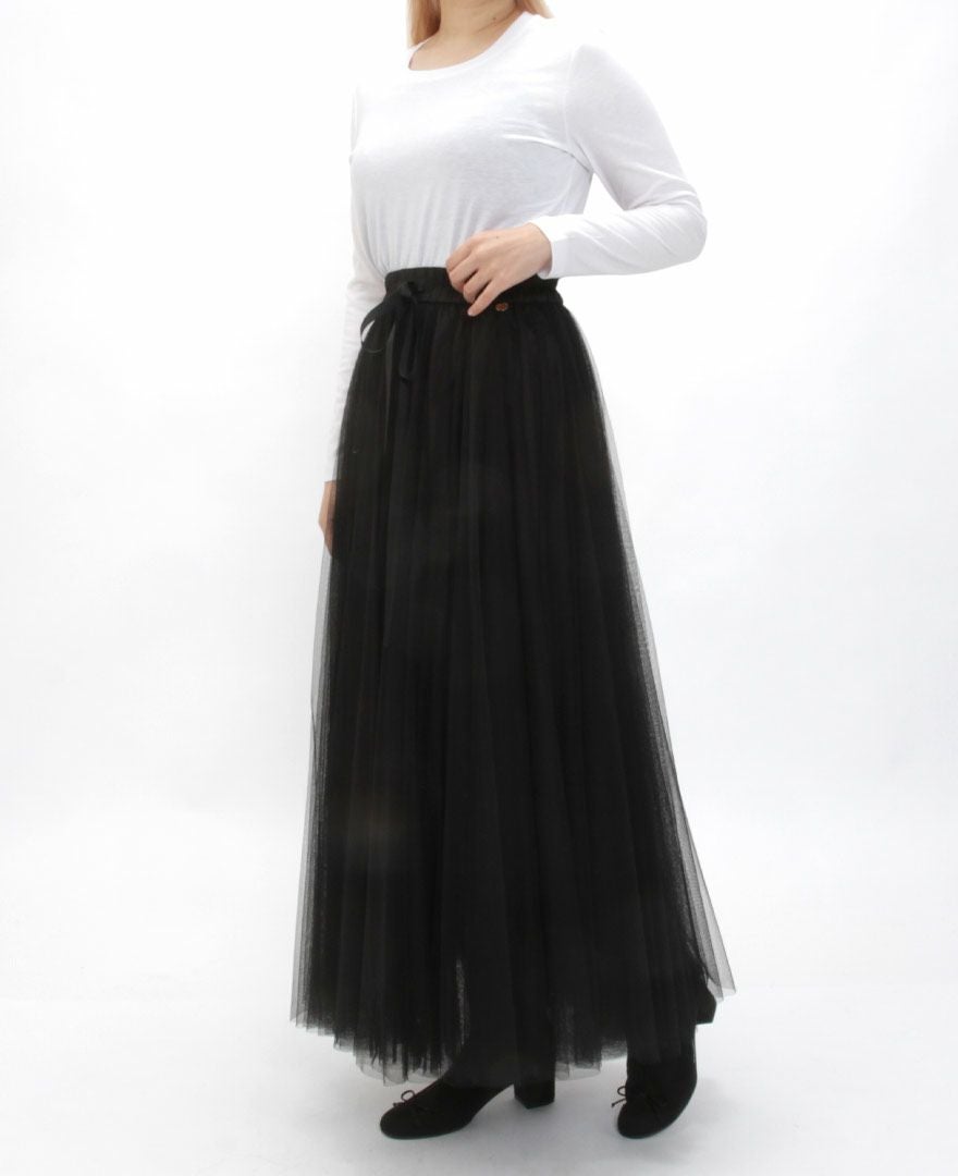 ホワイトの長袖Uネックカットソーに黒のチュールスカートマキシ丈をコーディネート