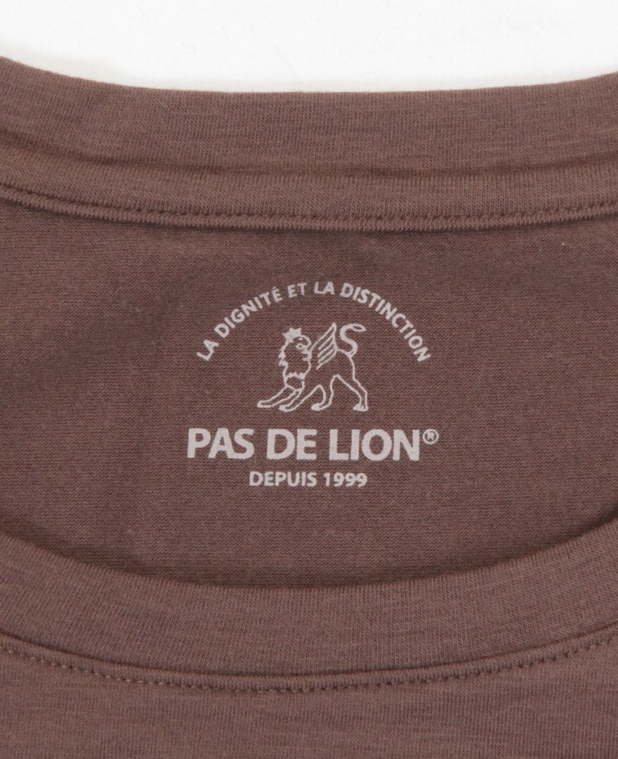 PAS DE LION(パドゥリオン)　長袖Uネックカットソー　ロゴ
