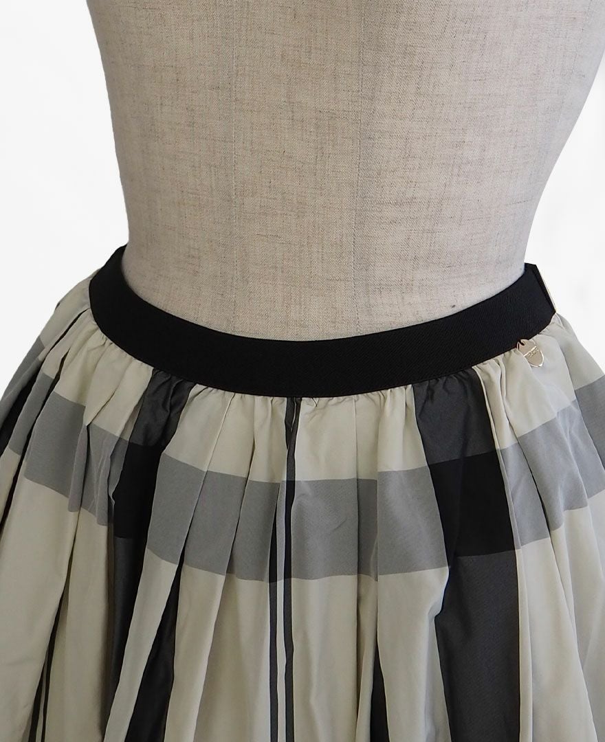 トレコード(TRECODE)黒ゴムフレアスカートモノトーンチェック柄ホワイトカラーの詳細画像