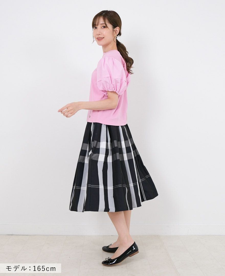 トレコード(TRECODE)黒ゴムフレアスカートモノトーンチェック柄ネイビーカラーを使った大人のスカートコーデ