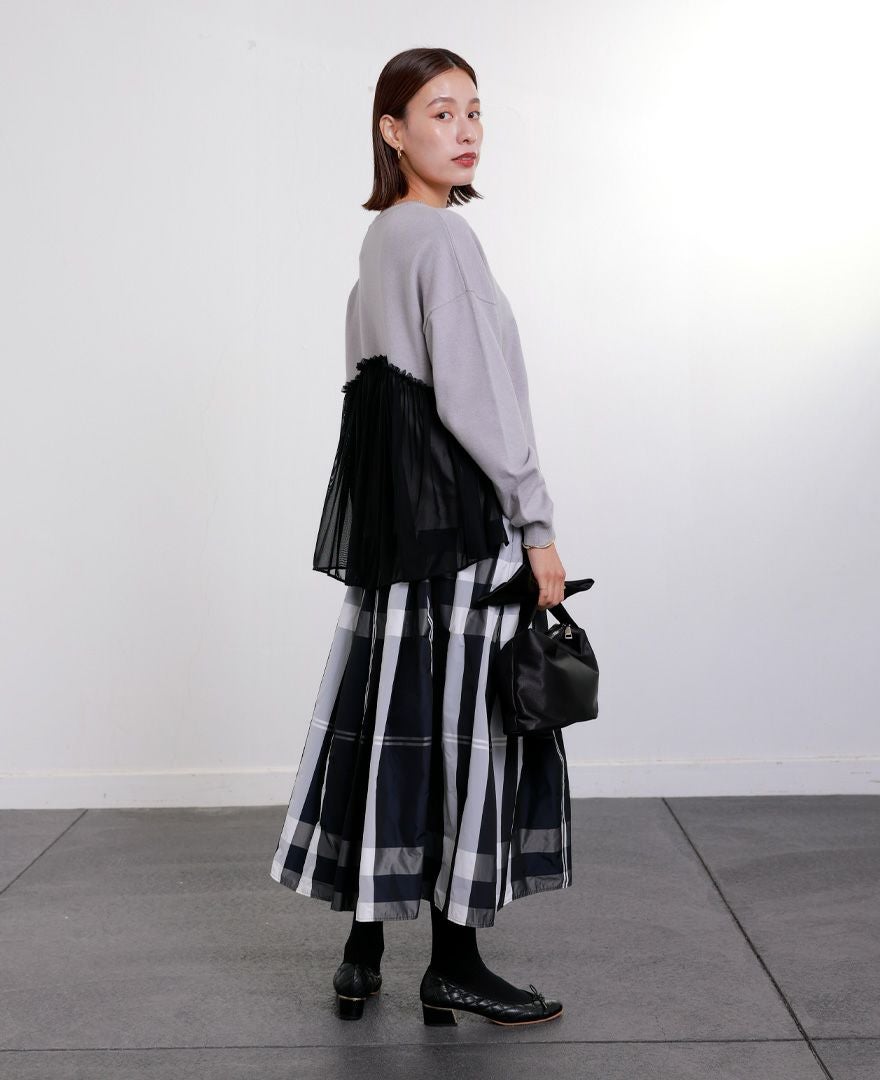 トレコード(TRECODE)黒ゴムフレアスカートモノトーンチェック柄ネイビーカラーを使った大人のスカートコーデ