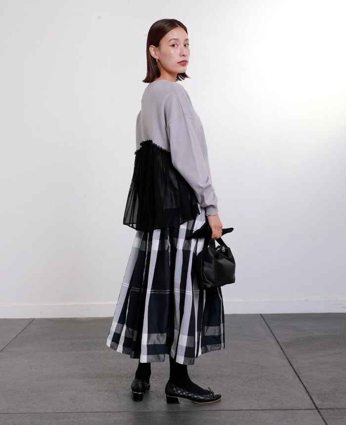 トレコード(TRECODE)黒ゴムフレアスカートモノトーンチェック柄ネイビーカラーを使った大人のスカートコーデ