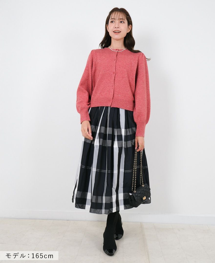 トレコード(TRECODE)黒ゴムフレアスカートモノトーンチェック柄ネイビーカラーを使った大人のスカートコーデ
