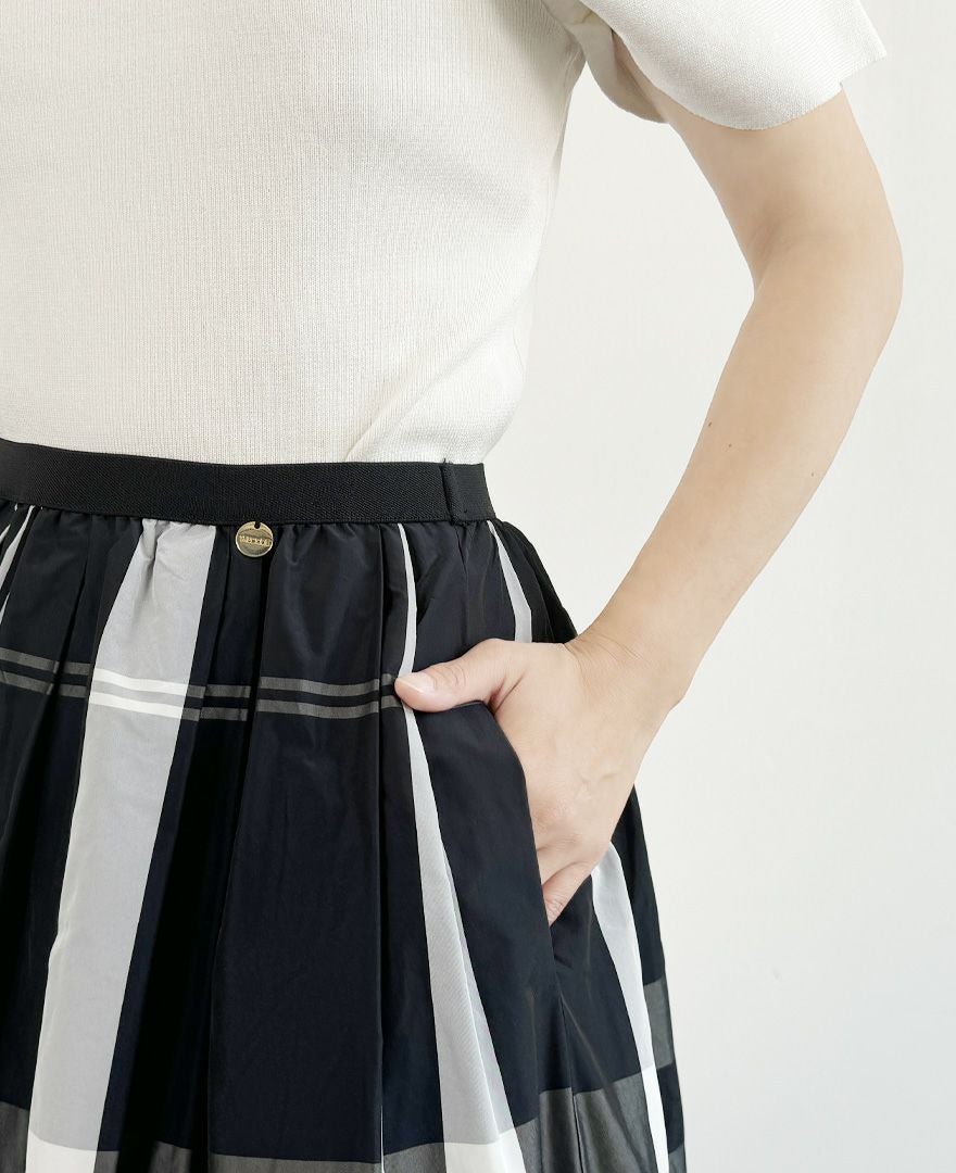 トレコード(TRECODE)黒ゴムフレアスカートモノトーンチェック柄ネイビーカラーの詳細画像