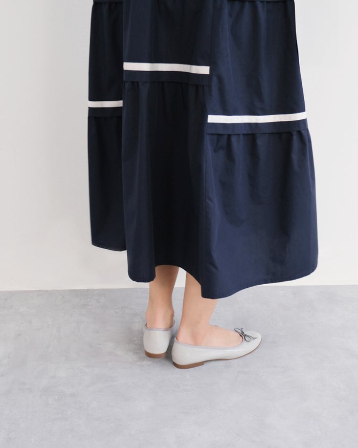 farfalleファルファーレ バレエ(エナメル)グレーは淡く儚げなカラーが愛らしいフラットシューズです。
