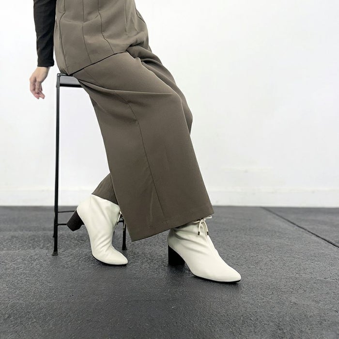 トレンドのワイドパンツをきれいめな印象に着こなすならポインテッドトゥブーツがおすすめ。