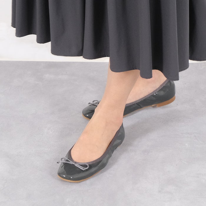 無駄のないシルエットのスクエアギャザーエナメルなら洋服のディテールを生かしたスタイリングが可能です。