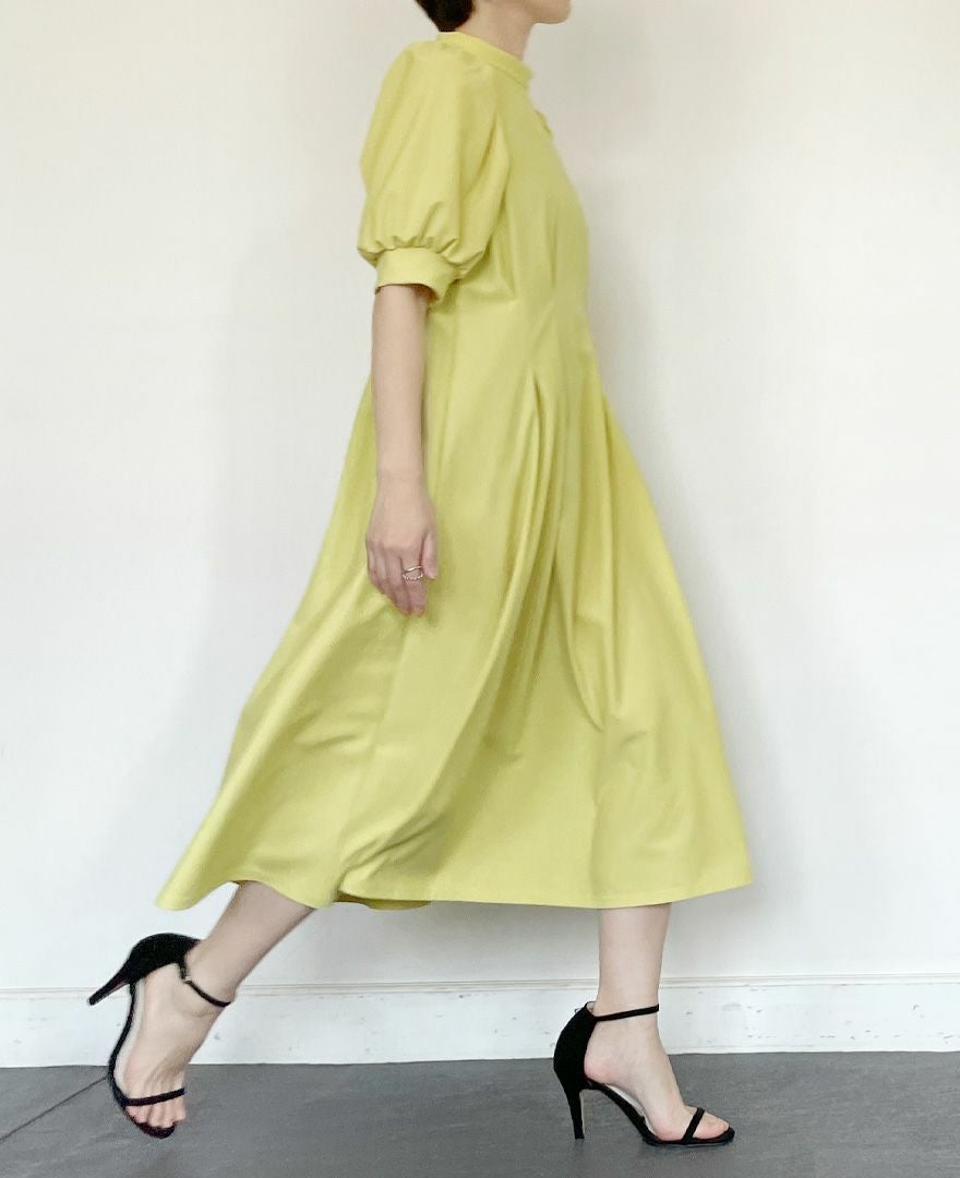 バストラインしたにタックを入れることでウエストラインがきゅっとして、すっきりとした仕上がりになります♪