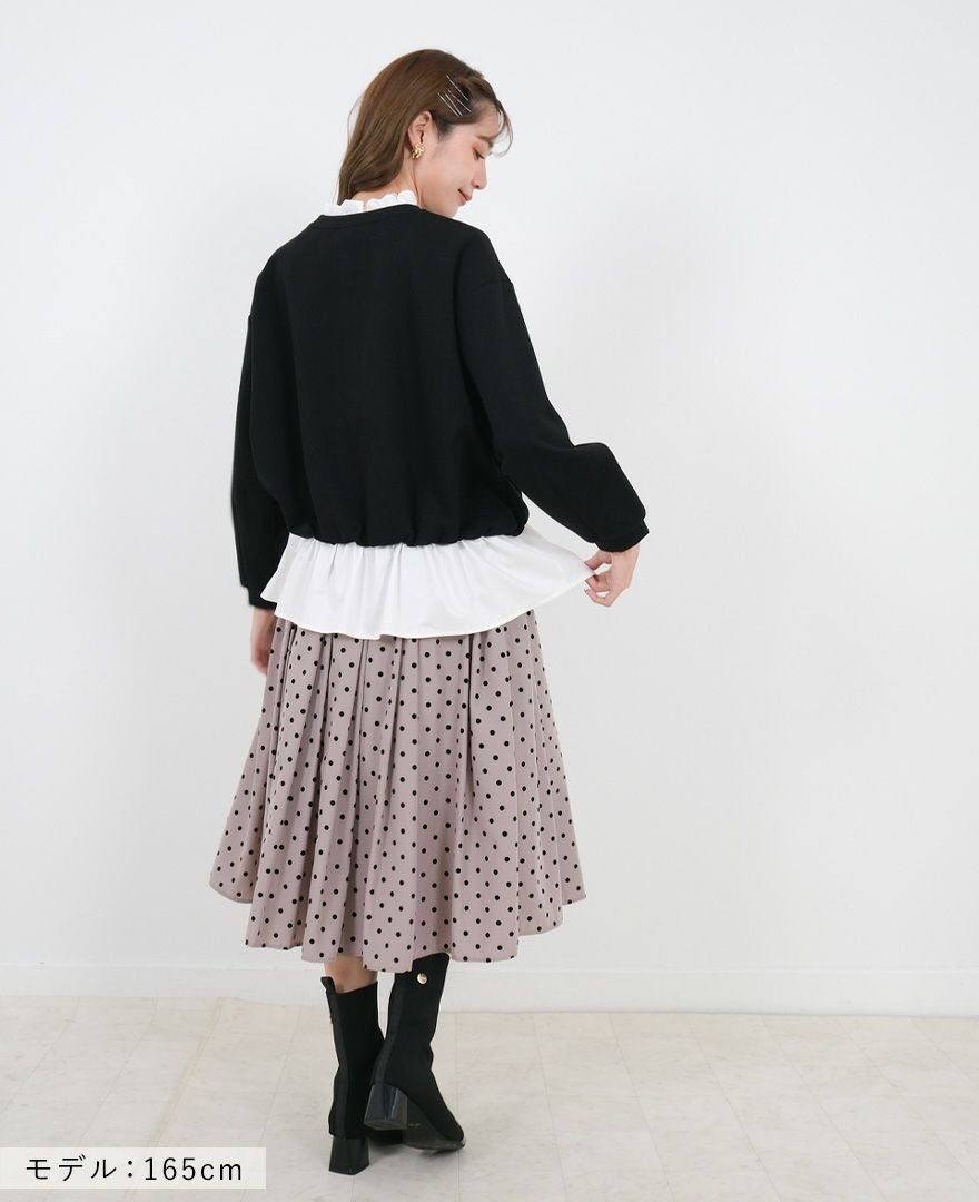 黒のカーディガンと合わせてシンプルに。ベルベットのようなドット柄が上品さをプラス。
