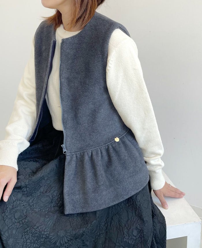 深みのあるチャコールはコーデの雰囲気を柔らかくしてくれ、秋冬コーデの差し色アイテムとしても使える優秀アウター
