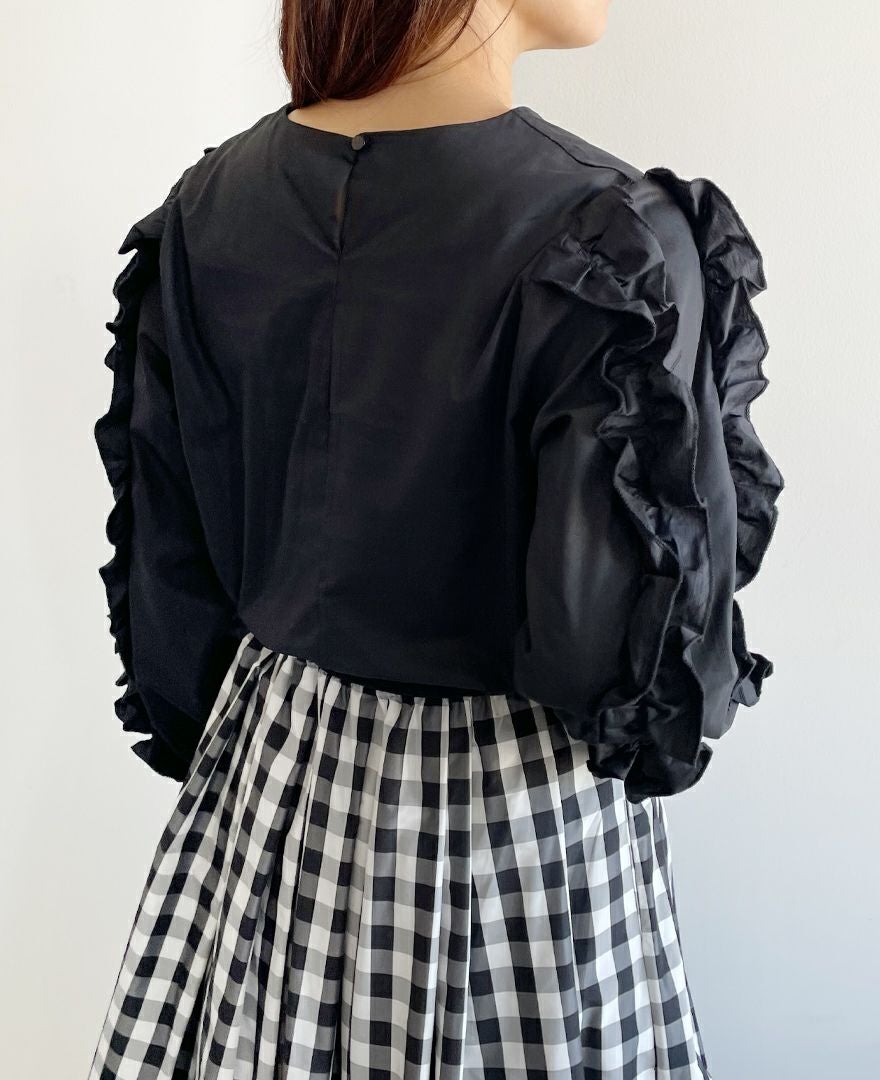 トレコード(TRECODE)袖フリルプルオーバー、神戸・山の手スカートのギンガムチェックを合わせた大人フェミニンスタイル。