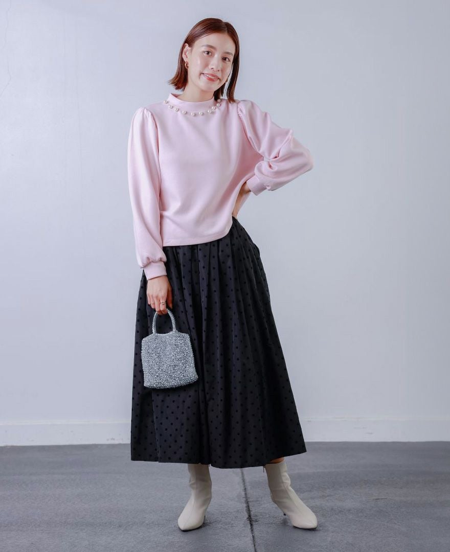 トレコード(TRECODE)パールネックプルオーバーに、神戸・山の手スカートを合わせたきれいめスタイル。