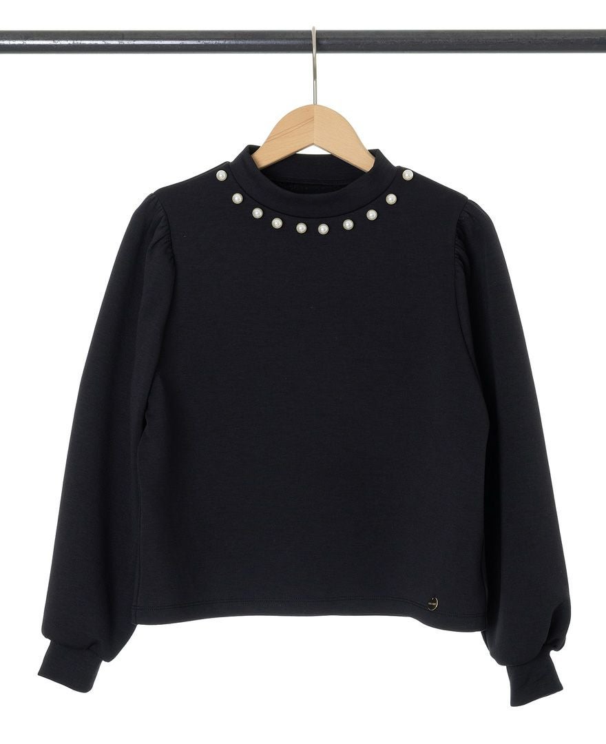 トレコード(TRECODE)パールネックプルオーバー、オケージョンシーンにもぴったりなブラックカラー。