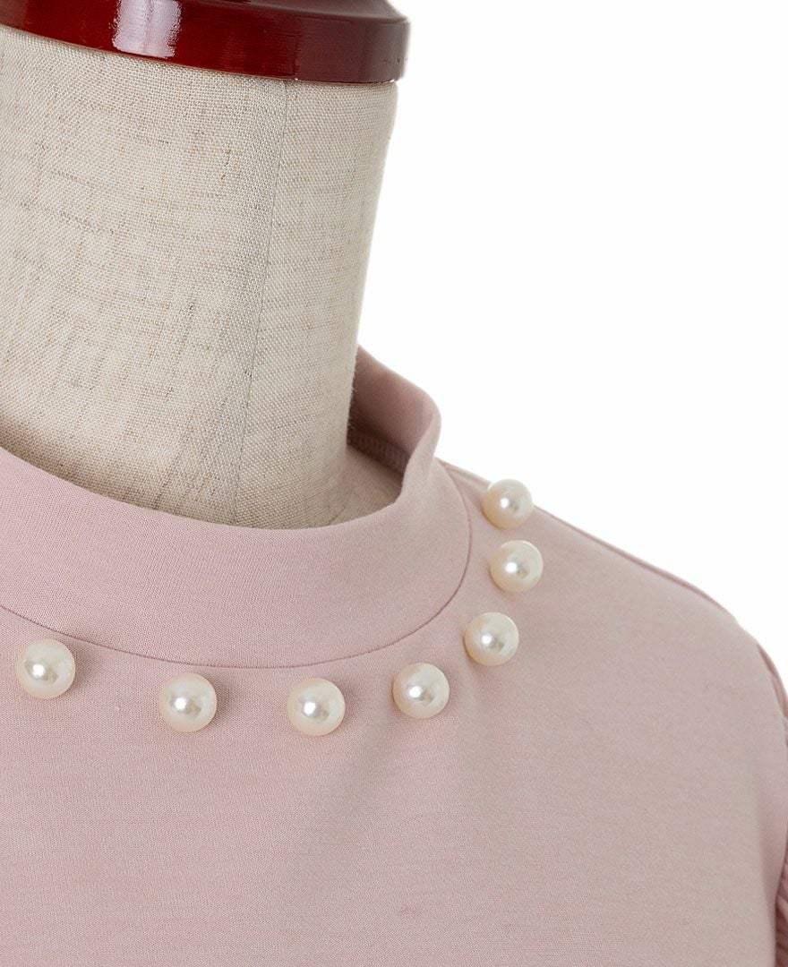 トレコード(TRECODE)パールネックプルオーバー、アクセサリー要らずの華やかデザイン。