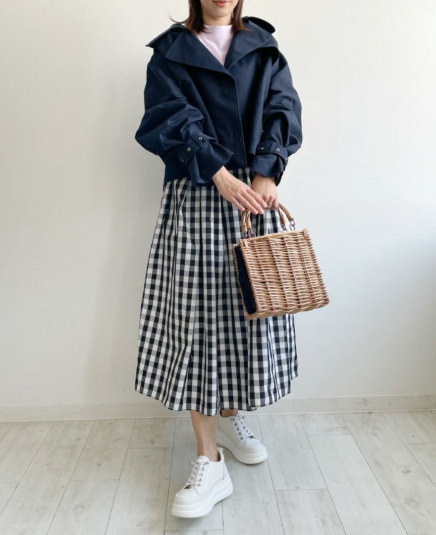 トレコード(TRECODE)ショートトレンチコート、ギンガムチェックスカートを合わせたきれいめスタイル。