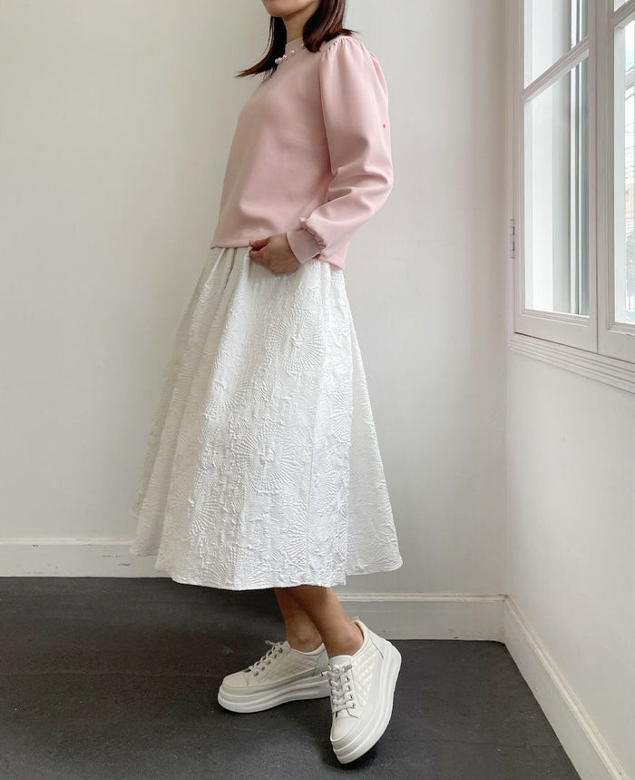 トレコード(TRECODE)立体感のある素材感が可愛い神戸・山の手エンボススカート、パンプス合わせのきれいめスタイル