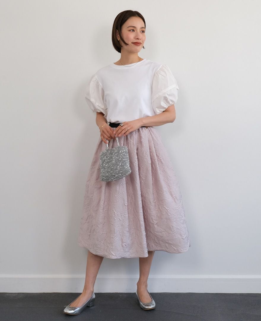 トレコード(TRECODE)立体感のある素材感が可愛い神戸・山の手エンボススカート、パンプス合わせのきれいめスタイル