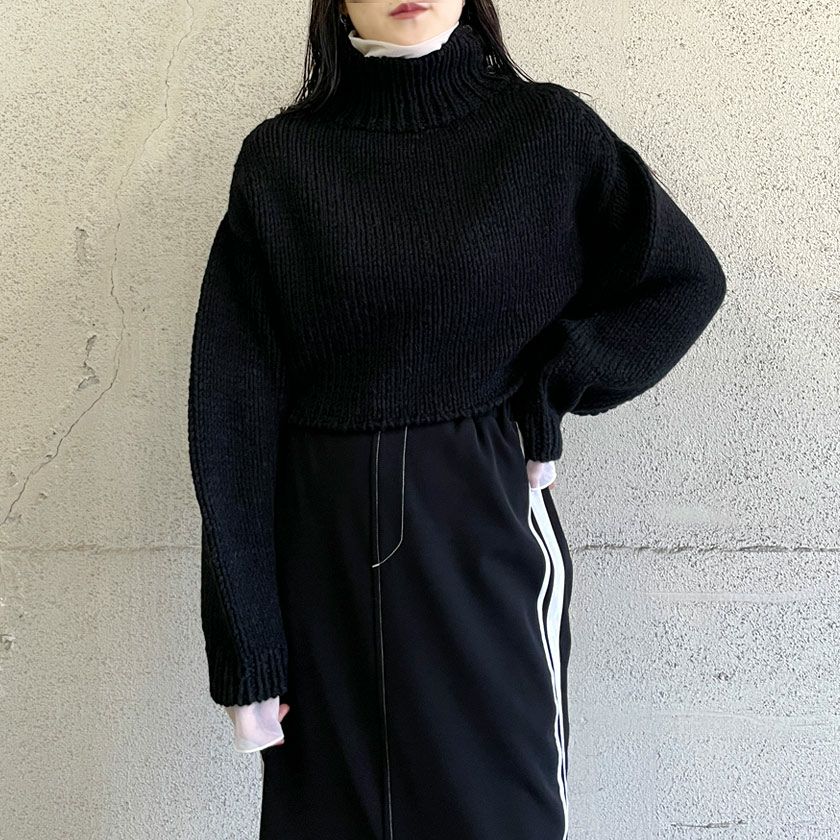【black】ショートハイネックホールニット DURAS（デュラス）の「フィンガーホールハイネックニット（ニット