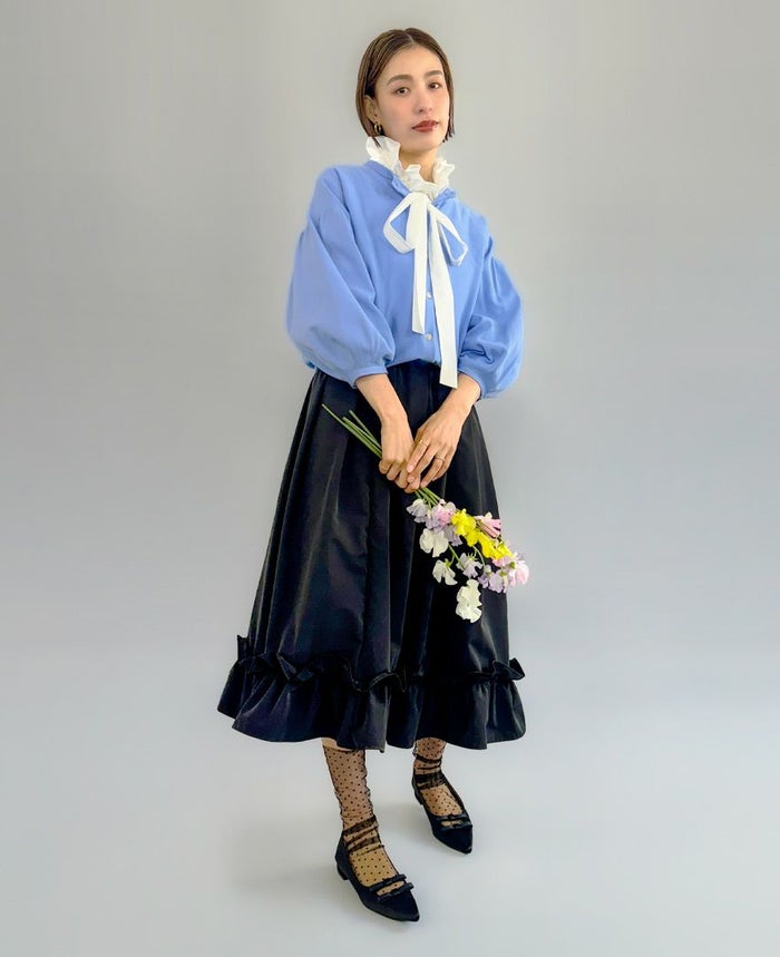 25年春夏の新作神戸・山の手スカート裾フリルのミモレ丈ブラック