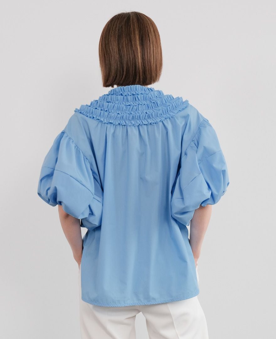 デコルテフリルブラウスブルー後ろ姿着用画像